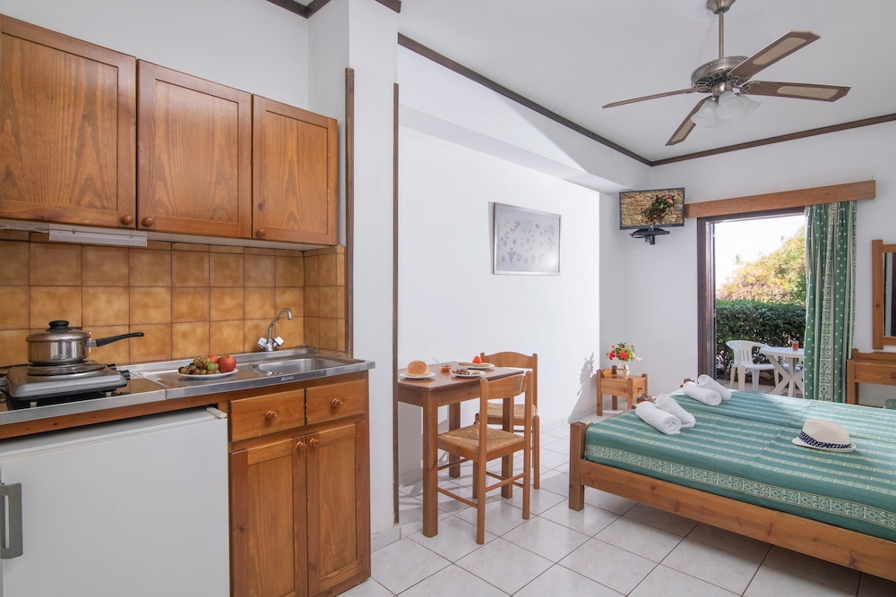 Iliostasi Beach Apartments — Hotel rooms in Hersonissos