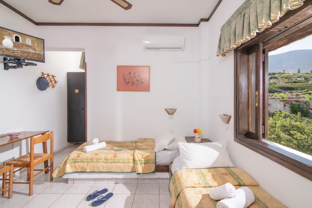 Iliostasi Beach Apartments — Hotel rooms in Hersonissos