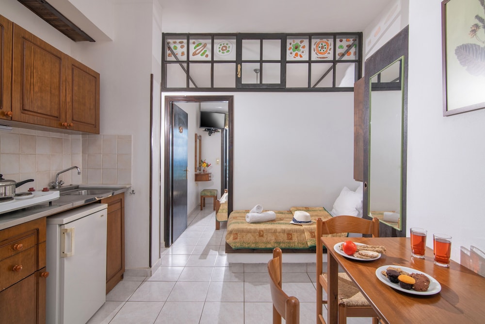 Iliostasi Beach Apartments — Hotel rooms in Hersonissos