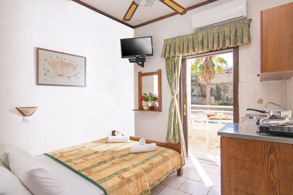 Iliostasi Beach Apartments — Hotel rooms in Hersonissos