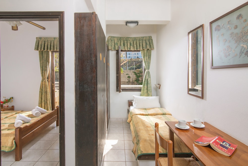 Iliostasi Beach Apartments — Hotel rooms in Hersonissos