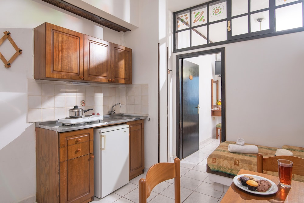 Iliostasi Beach Apartments — Hotel rooms in Hersonissos