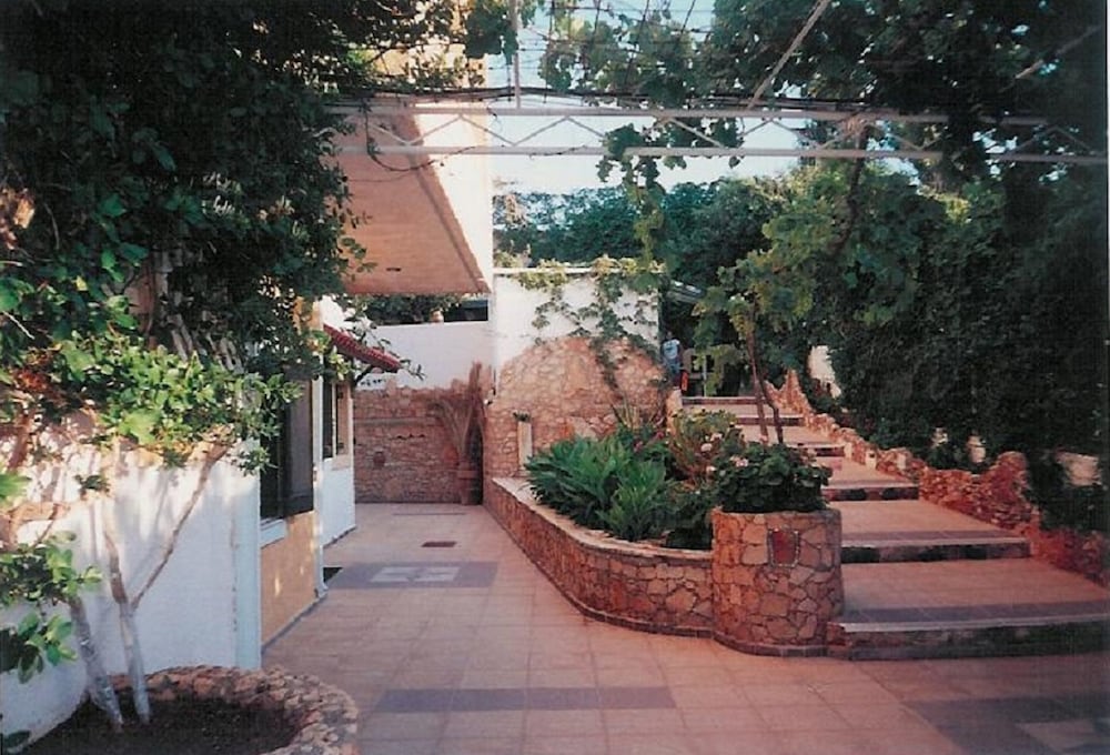 Iliostasi Beach Apartments — Hotel building in Hersonissos