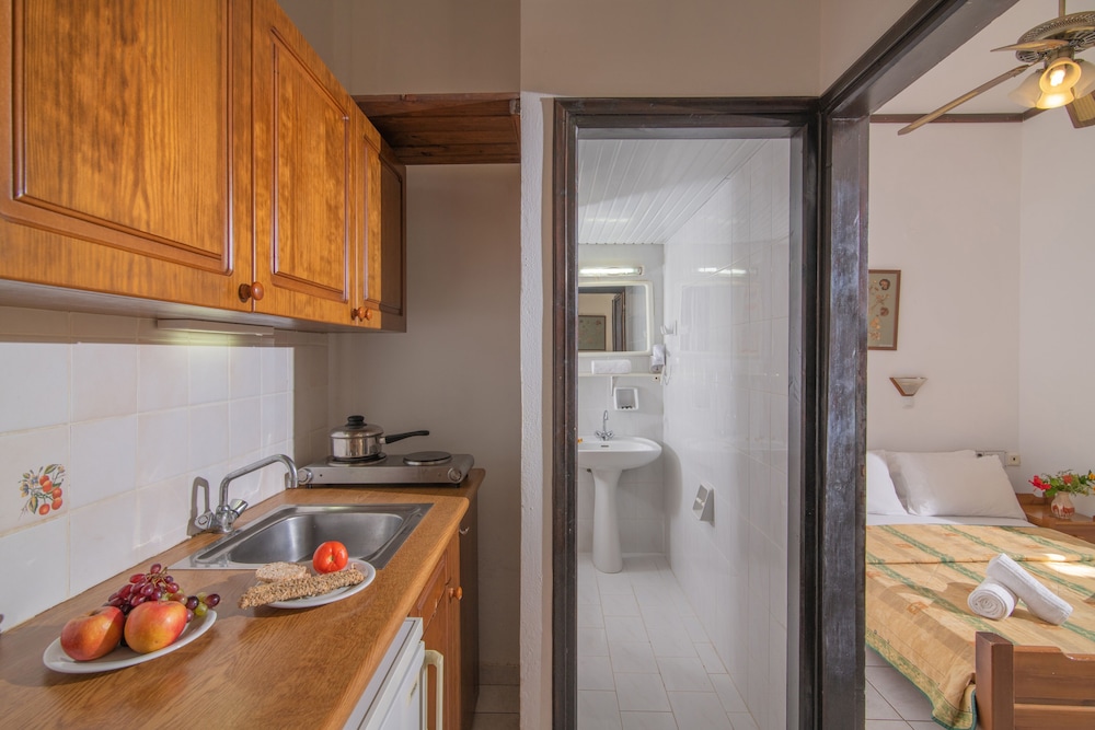 Iliostasi Beach Apartments — Hotel rooms in Hersonissos