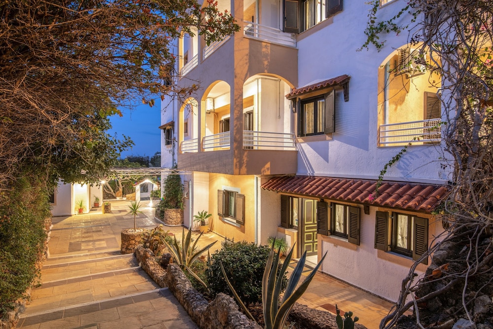 Iliostasi Beach Apartments — Hotel building in Hersonissos