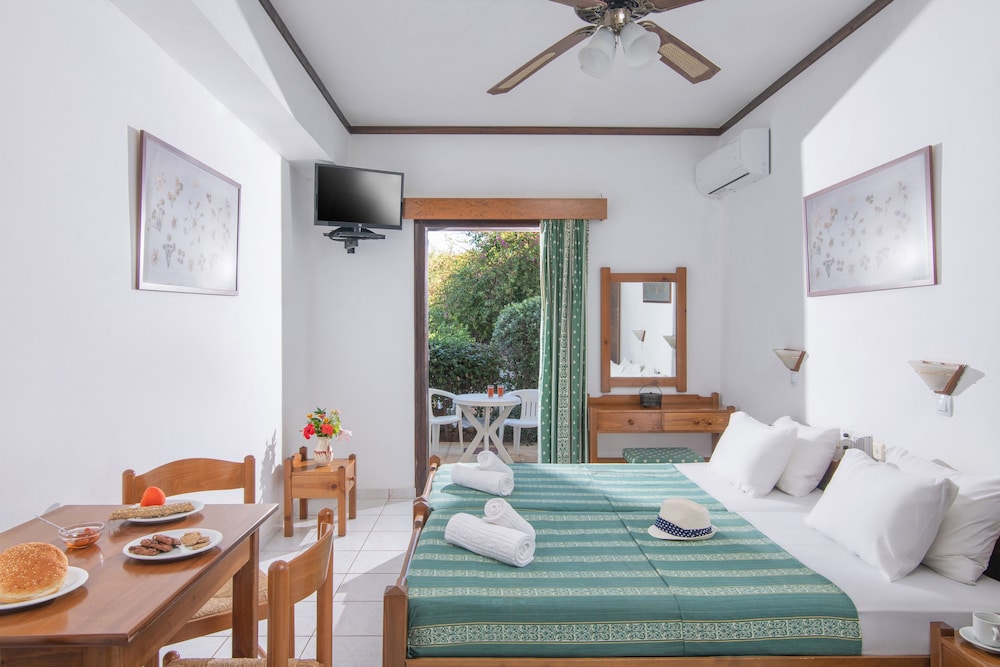 Iliostasi Beach Apartments — Hotel rooms in Hersonissos