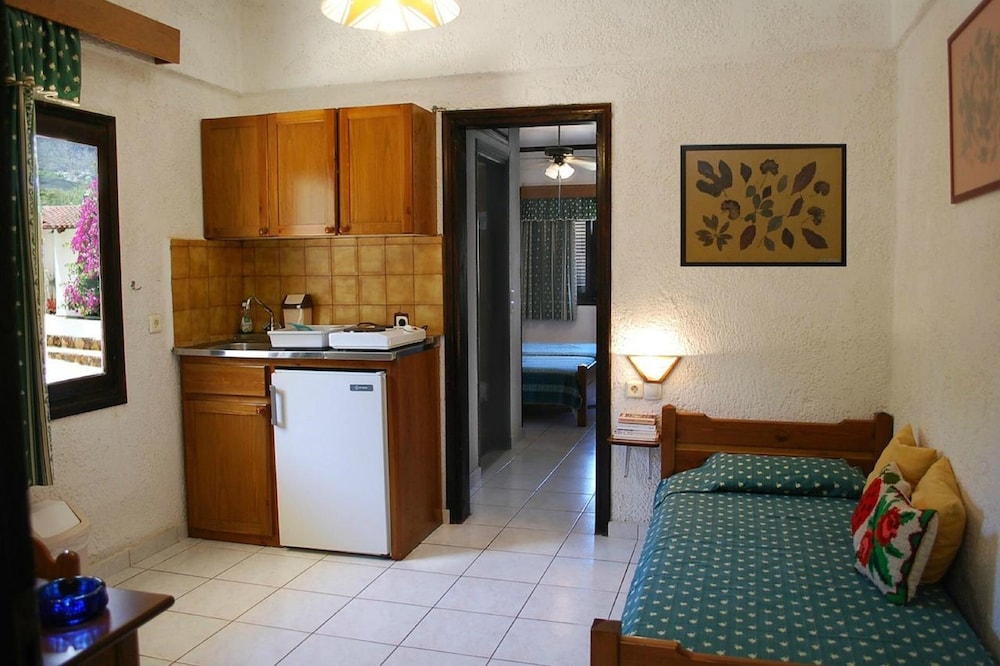 Iliostasi Beach Apartments — Hotel rooms in Hersonissos