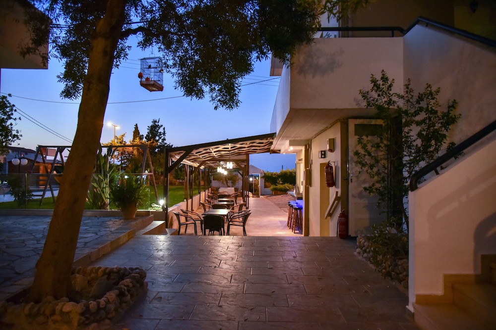 Iraklis Studios & Apartments — Restaurant & bars in Stalida