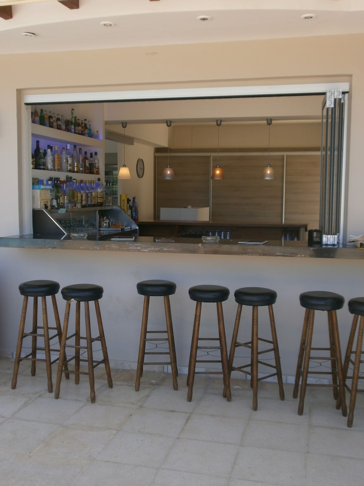Iraklis Studios & Apartments — Restaurant & bars in Stalida