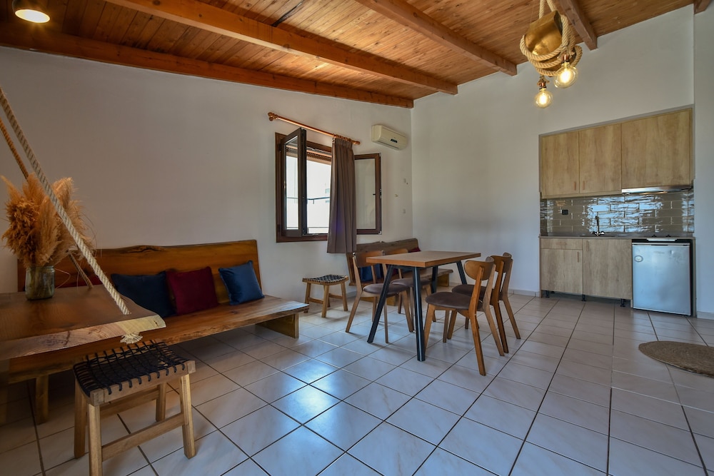 Iraklis Studios & Apartments — Hotel rooms in Stalida