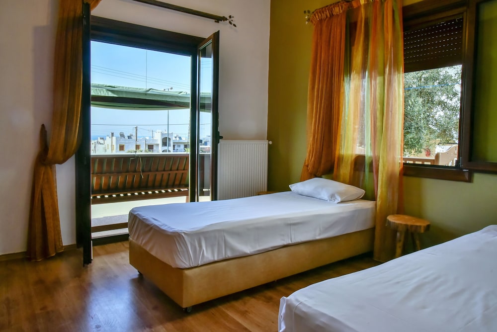 Iraklis Studios & Apartments — Hotel rooms in Stalida
