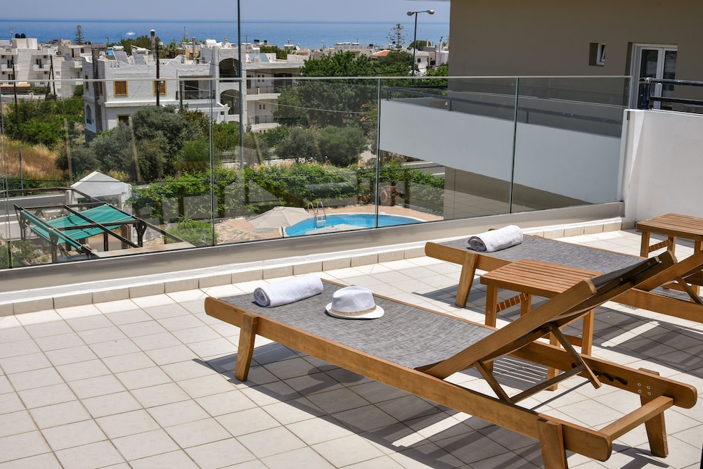 Iraklis Studios & Apartments — Swimming pool in Stalida