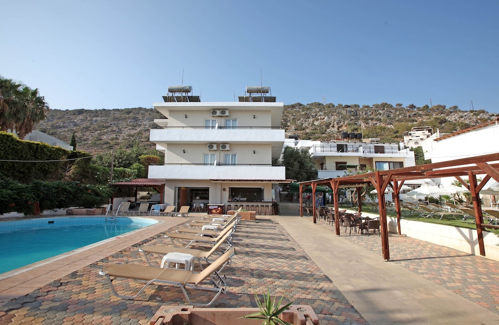 Iraklis Studios & Apartments — Swimming pool in Stalida