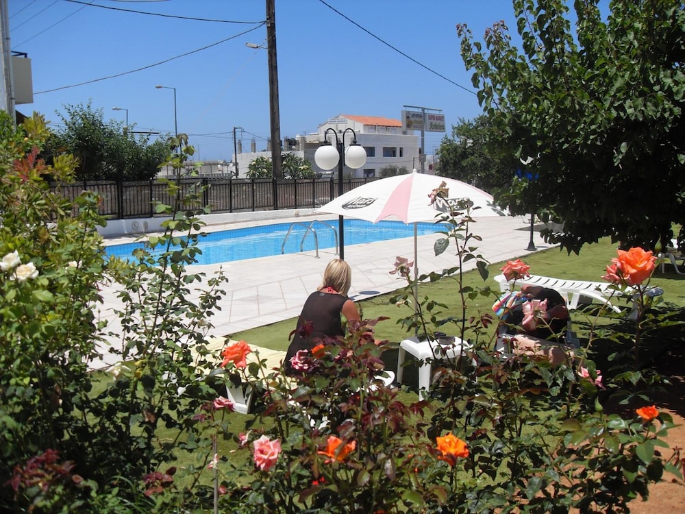 Iraklis Studios & Apartments — Swimming pool in Stalida