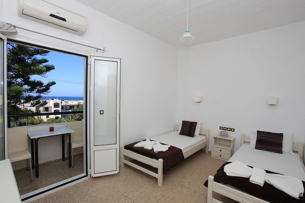 Iraklis Studios & Apartments — Hotel rooms in Stalida