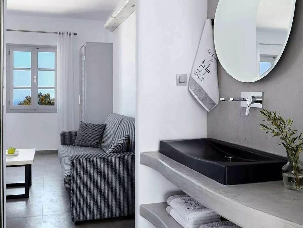 Kalisti Hotel & Suites — Hotel rooms in Karterados, South Aegean