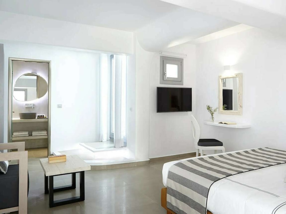 Kalisti Hotel & Suites — Hotel rooms in Karterados, South Aegean
