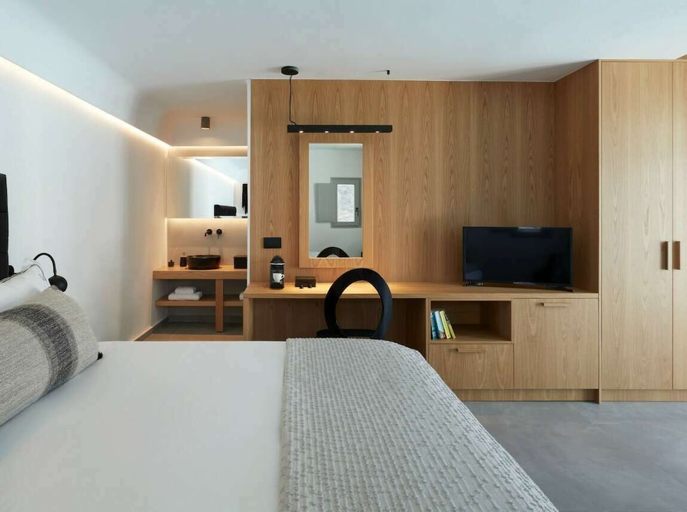 Kalisti Hotel & Suites — Hotel rooms in Karterados, South Aegean