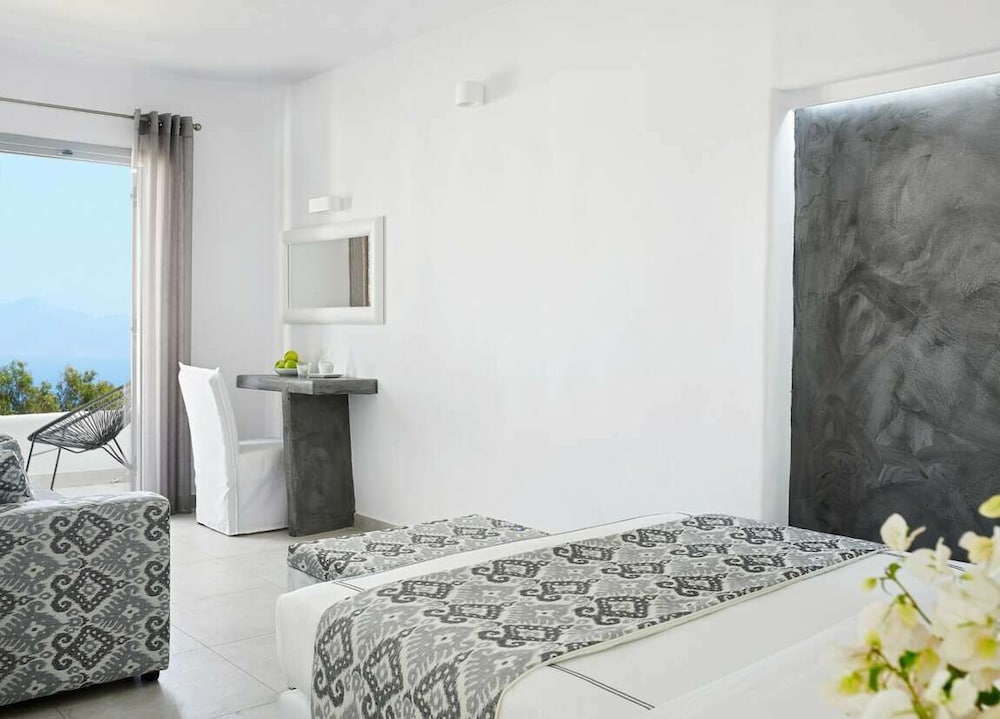 Kalisti Hotel & Suites — Hotel rooms in Karterados, South Aegean
