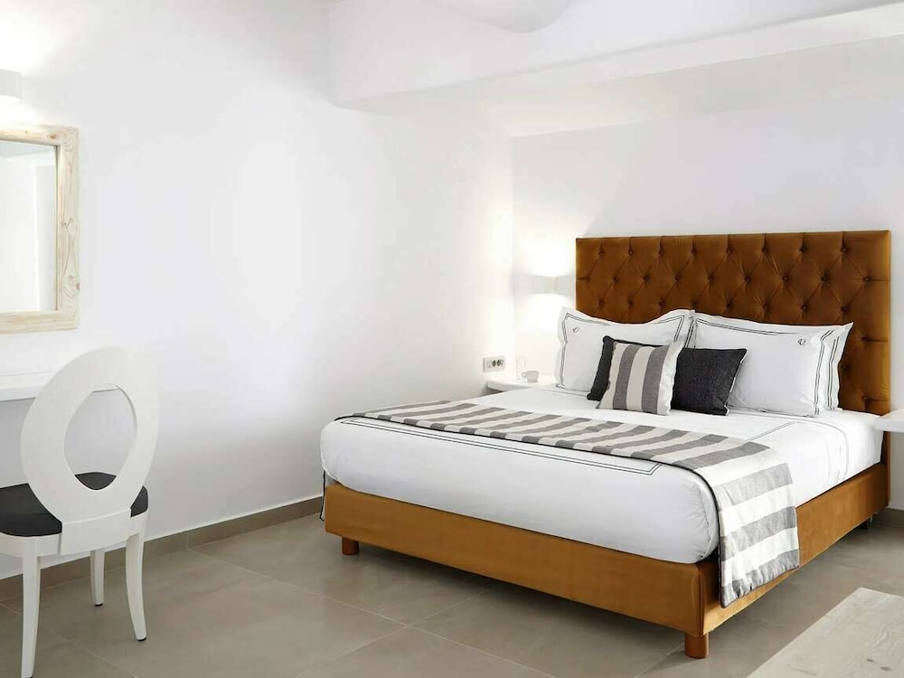 Kalisti Hotel & Suites — Hotel rooms in Karterados, South Aegean