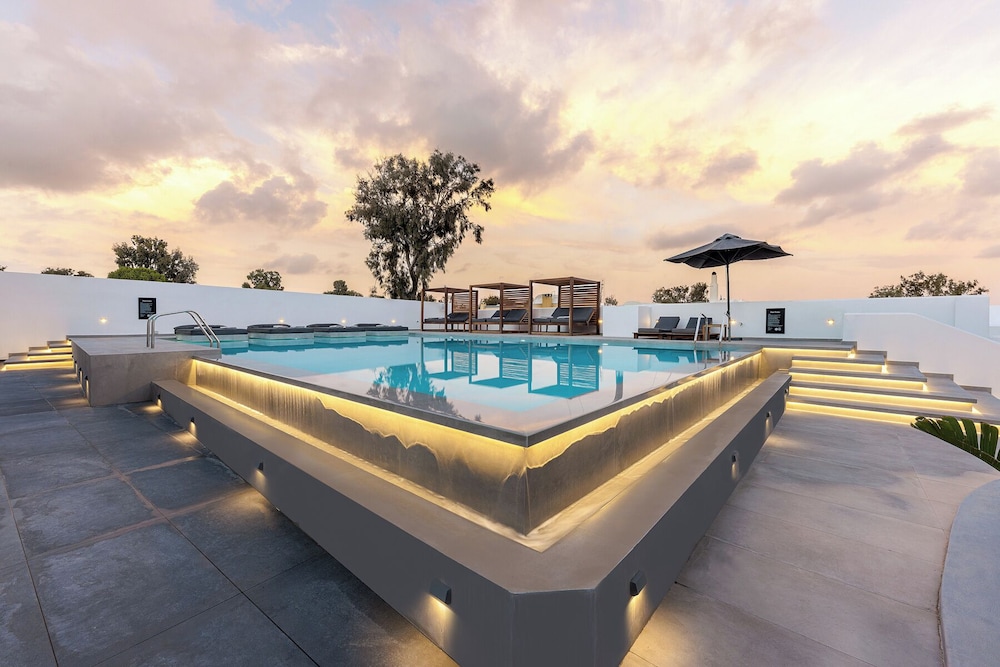 Kalisti Hotel & Suites — Main photo in Karterados, South Aegean
