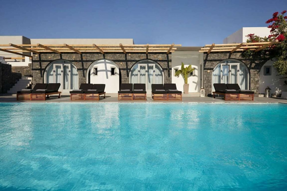 Kalisti Hotel & Suites — Swimming pool in Karterados, South Aegean