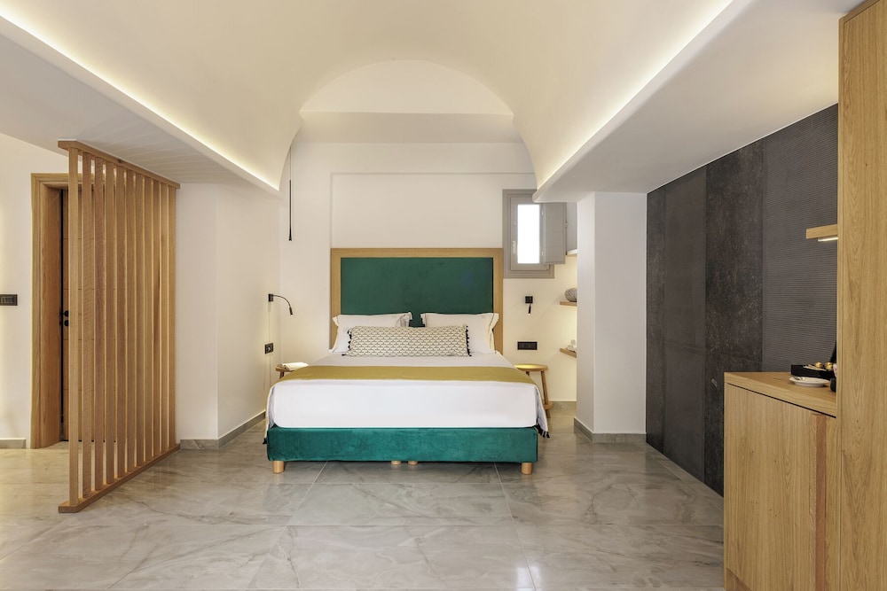 Kalisti Hotel & Suites — Hotel rooms in Karterados, South Aegean