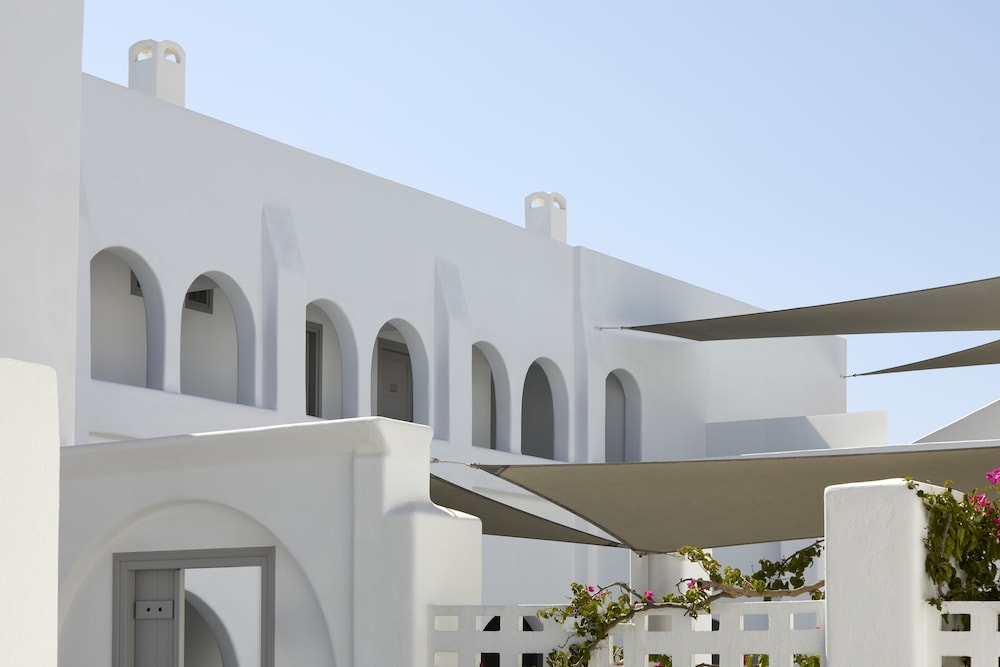 Kalisti Hotel & Suites — Hotel building in Karterados, South Aegean