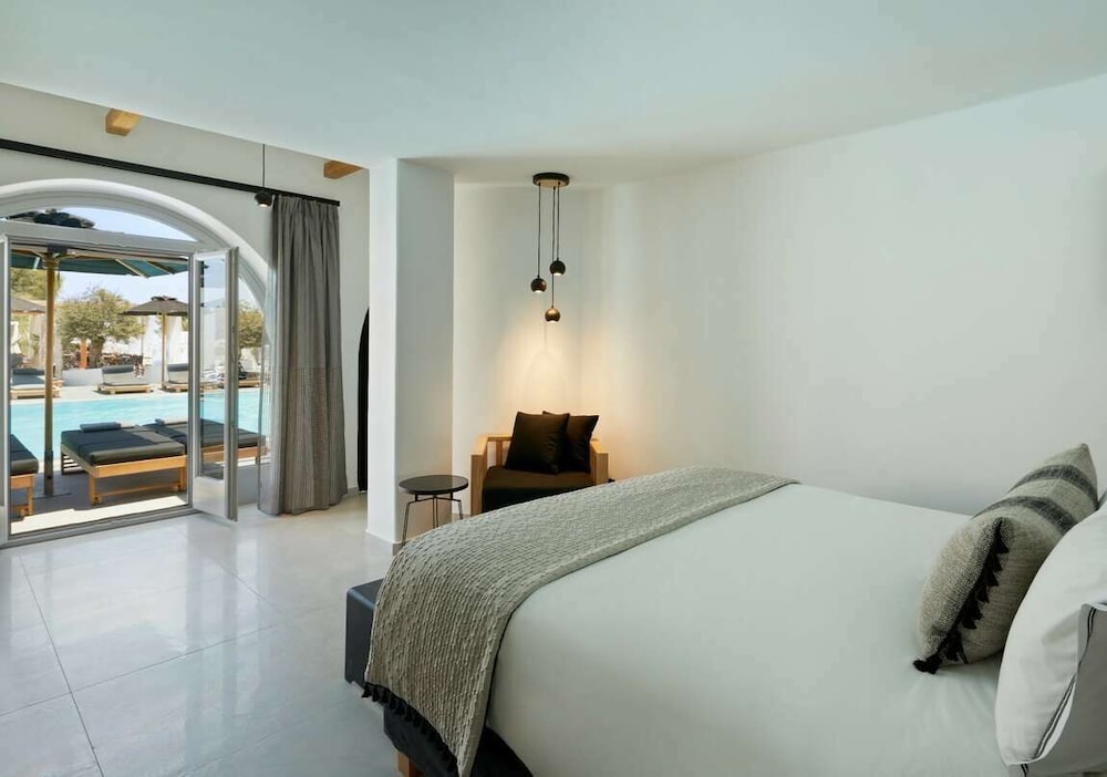 Kalisti Hotel & Suites — Hotel rooms in Karterados, South Aegean