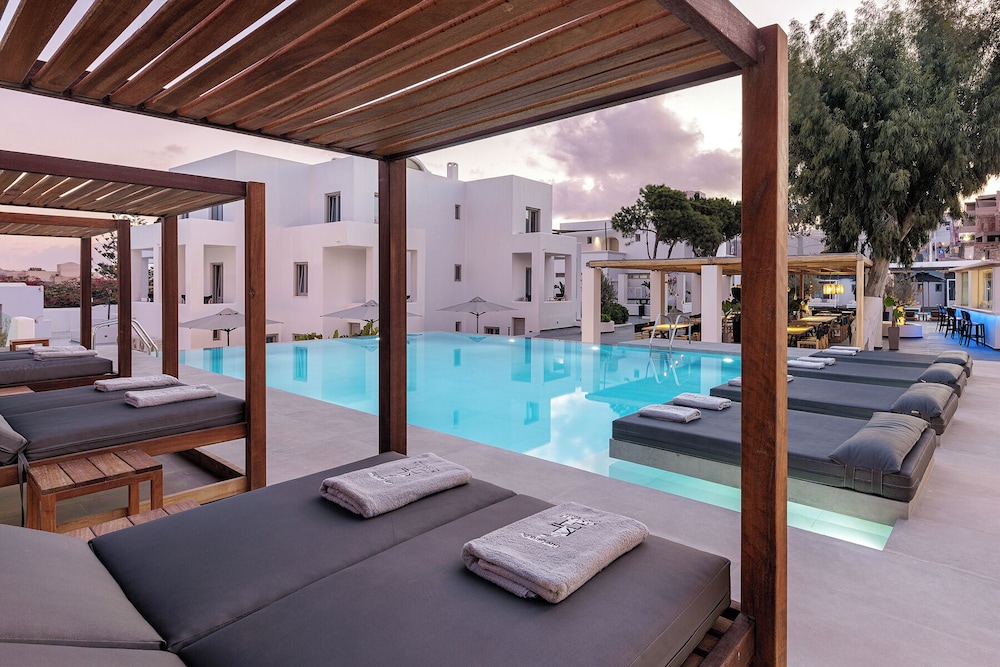 Kalisti Hotel & Suites — Swimming pool in Karterados, South Aegean