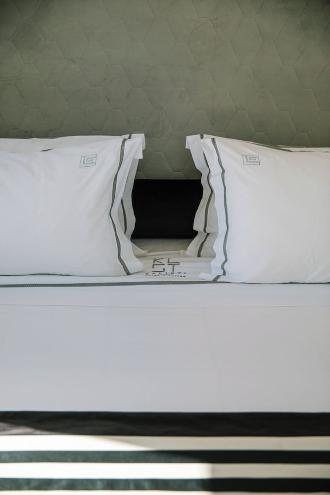Kalisti Hotel & Suites — Hotel rooms in Karterados, South Aegean