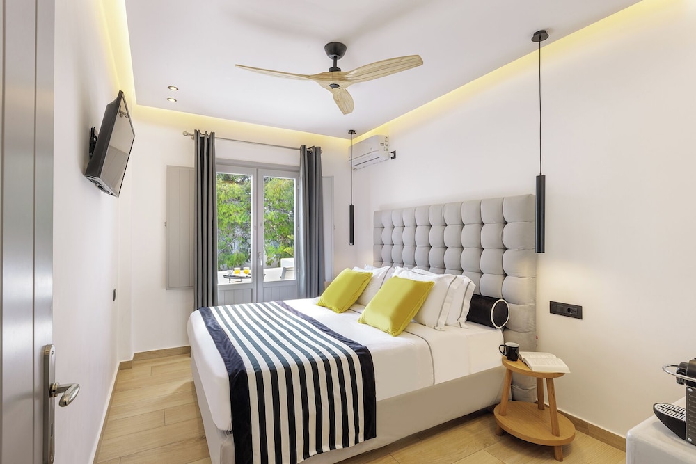 Kalisti Hotel & Suites — Hotel rooms in Karterados, South Aegean