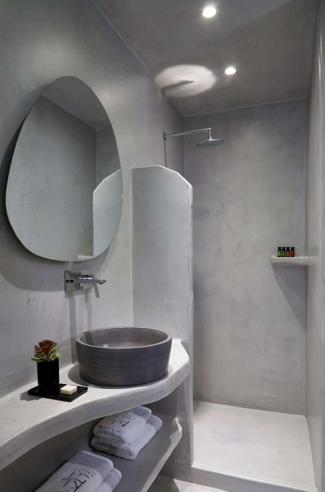 Kalisti Hotel & Suites — Hotel rooms in Karterados, South Aegean