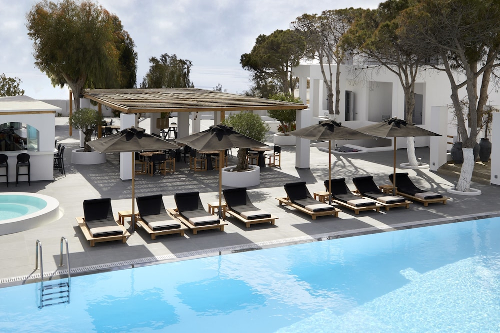 Kalisti Hotel & Suites — Swimming pool in Karterados, South Aegean