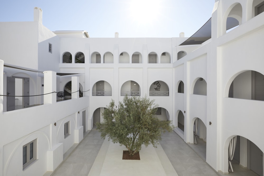 Kalisti Hotel & Suites — Hotel building in Karterados, South Aegean
