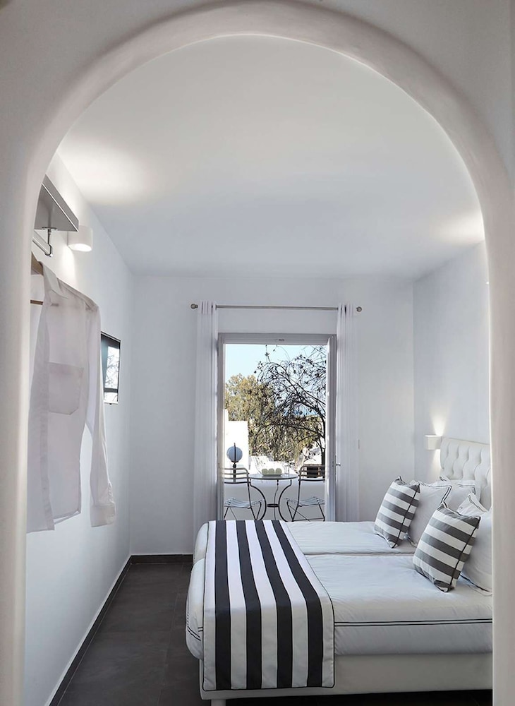 Kalisti Hotel & Suites — Hotel rooms in Karterados, South Aegean