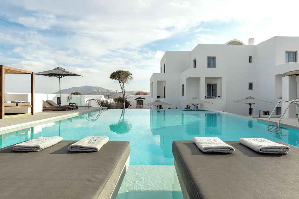 Kalisti Hotel & Suites — Swimming pool in Karterados, South Aegean