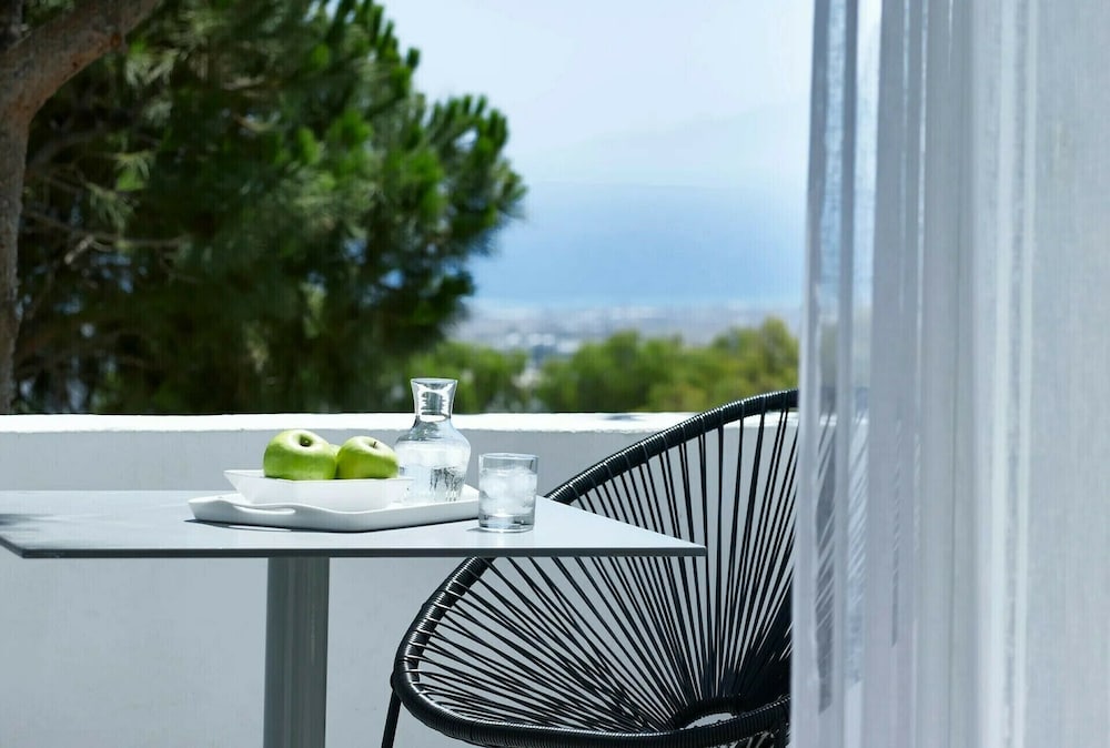 Kalisti Hotel & Suites — Hotel rooms in Karterados, South Aegean