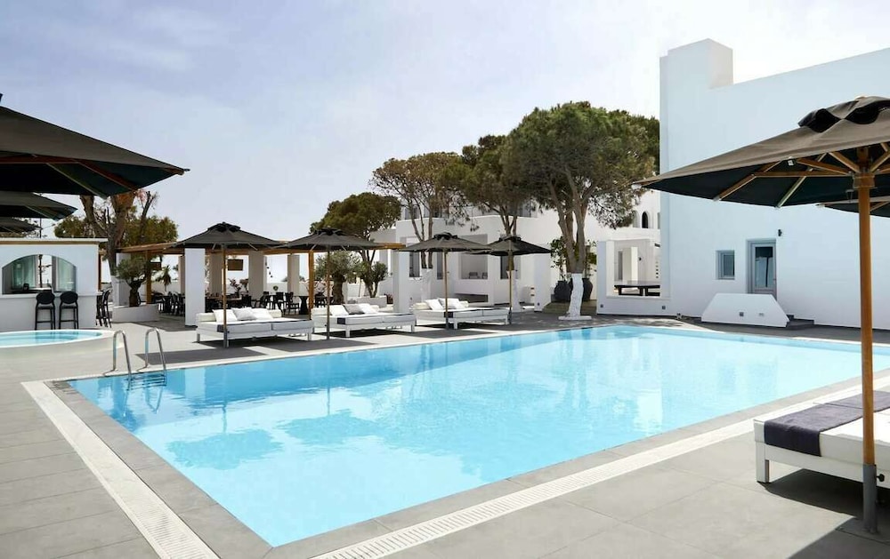 Kalisti Hotel & Suites — Swimming pool in Karterados, South Aegean