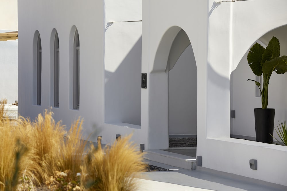 Kalisti Hotel & Suites — Hotel building in Karterados, South Aegean