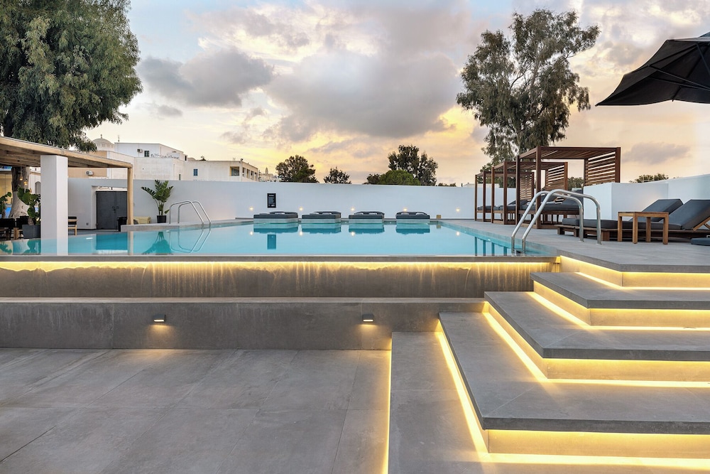 Kalisti Hotel & Suites — Swimming pool in Karterados, South Aegean