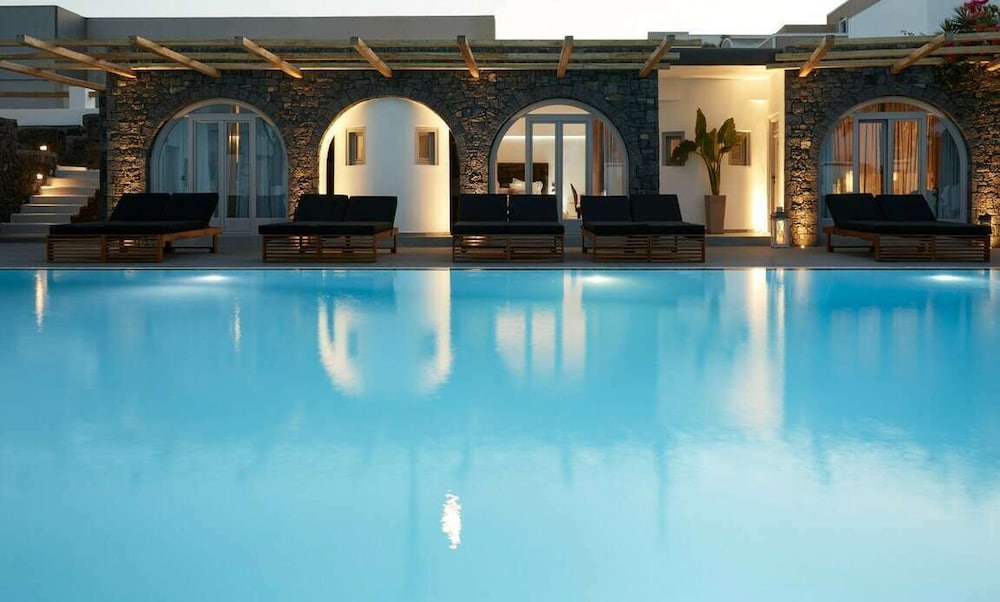 Kalisti Hotel & Suites — Swimming pool in Karterados, South Aegean