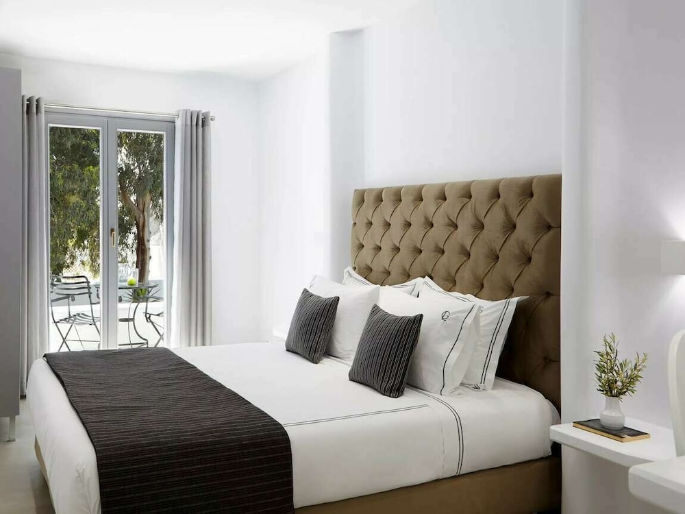 Kalisti Hotel & Suites — Hotel rooms in Karterados, South Aegean