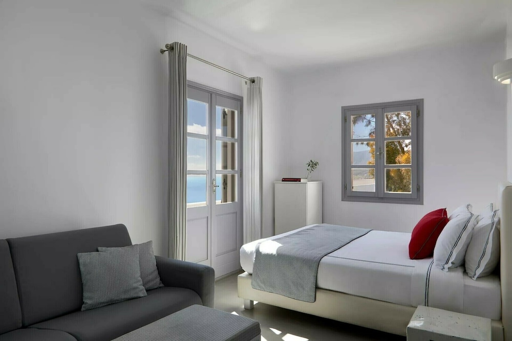 Kalisti Hotel & Suites — Hotel rooms in Karterados, South Aegean