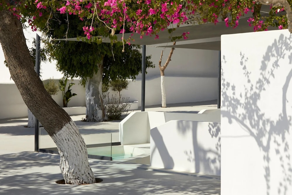 Kalisti Hotel & Suites — Hotel building in Karterados, South Aegean