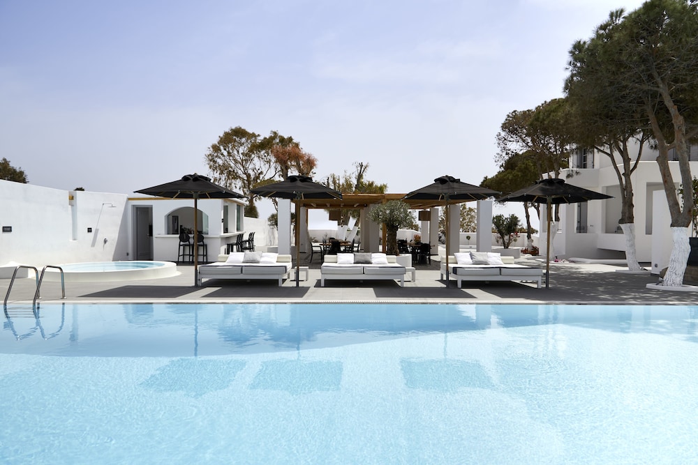 Kalisti Hotel & Suites — Swimming pool in Karterados, South Aegean