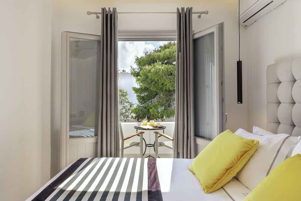 Kalisti Hotel & Suites — Hotel rooms in Karterados, South Aegean