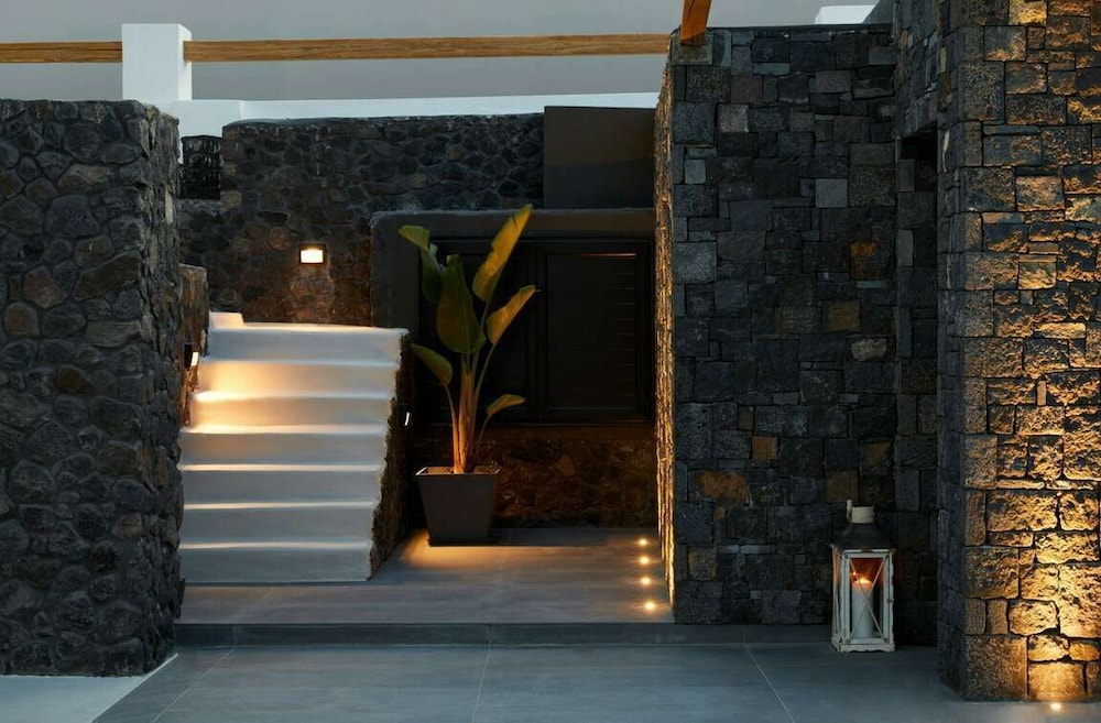 Kalisti Hotel & Suites — Hotel building in Karterados, South Aegean