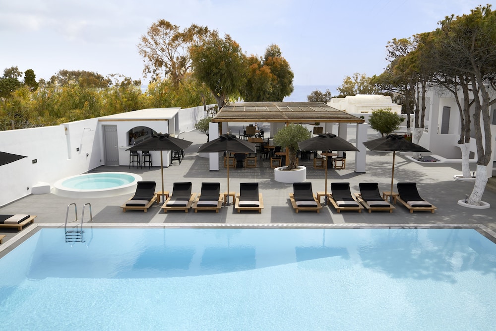 Kalisti Hotel & Suites — Swimming pool in Karterados, South Aegean