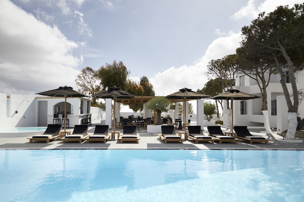 Kalisti Hotel & Suites — Swimming pool in Karterados, South Aegean